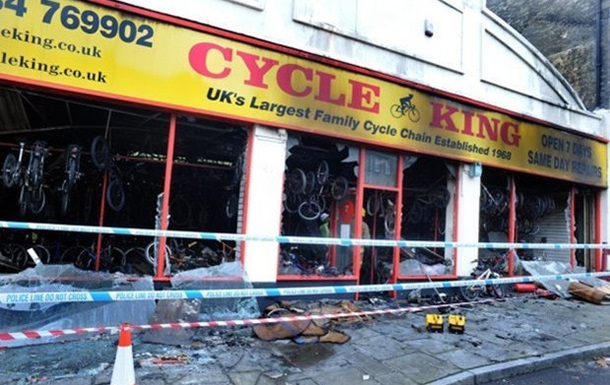 Співробітники магазину з продажу велосипедів випадково спалили магазин під час спалювання останків гризуна. Збиток перевищив два мільйони доларів.
