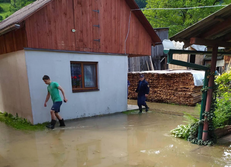 За попередніми оцінками, через повені у Закарпатській, Івано-Франківській, Львівській та Чернівецькій областях завдано збитків на 234 мільйонів гривень.