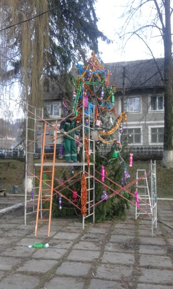 Вчора, 18 грудня,у парку селища Дубове встановлено новорічне деревце