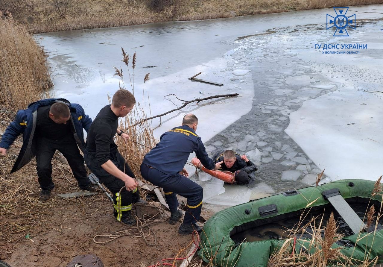 У Нововолинську у вівторок, 3 січня, на водоймі у кар’єрі троє дітей провалилися під лід. 