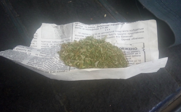 У 34-річного жителя Мукачева під час санкціонованого обшуку правоохоронці знайшли  речовину рослинного походження, схожу на марихуану.