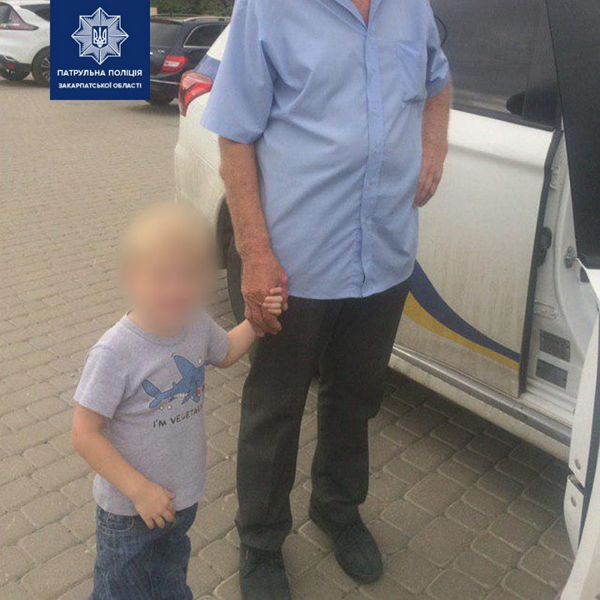 У неділю, близько обіду, до патрульних звернулася жінка, яка виявила 3-річну дитину без нагляду у одному з громадських закладів на вулиці Богомольця в Ужгороді.