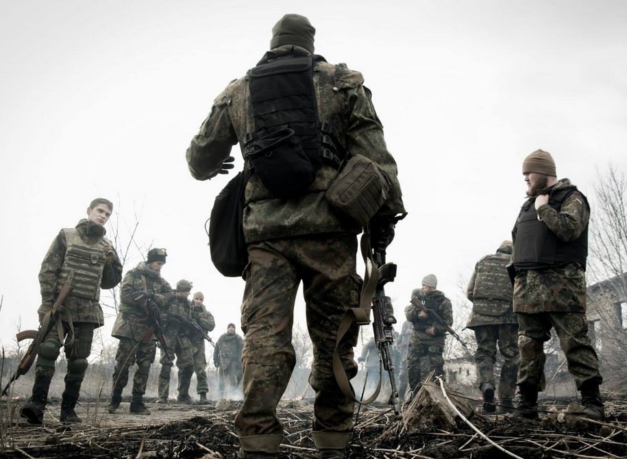 У районі Широкиного, що поблизу Маріуполя, продовжуються бої. Однак, українські військові не відступають і утримують позиції.
