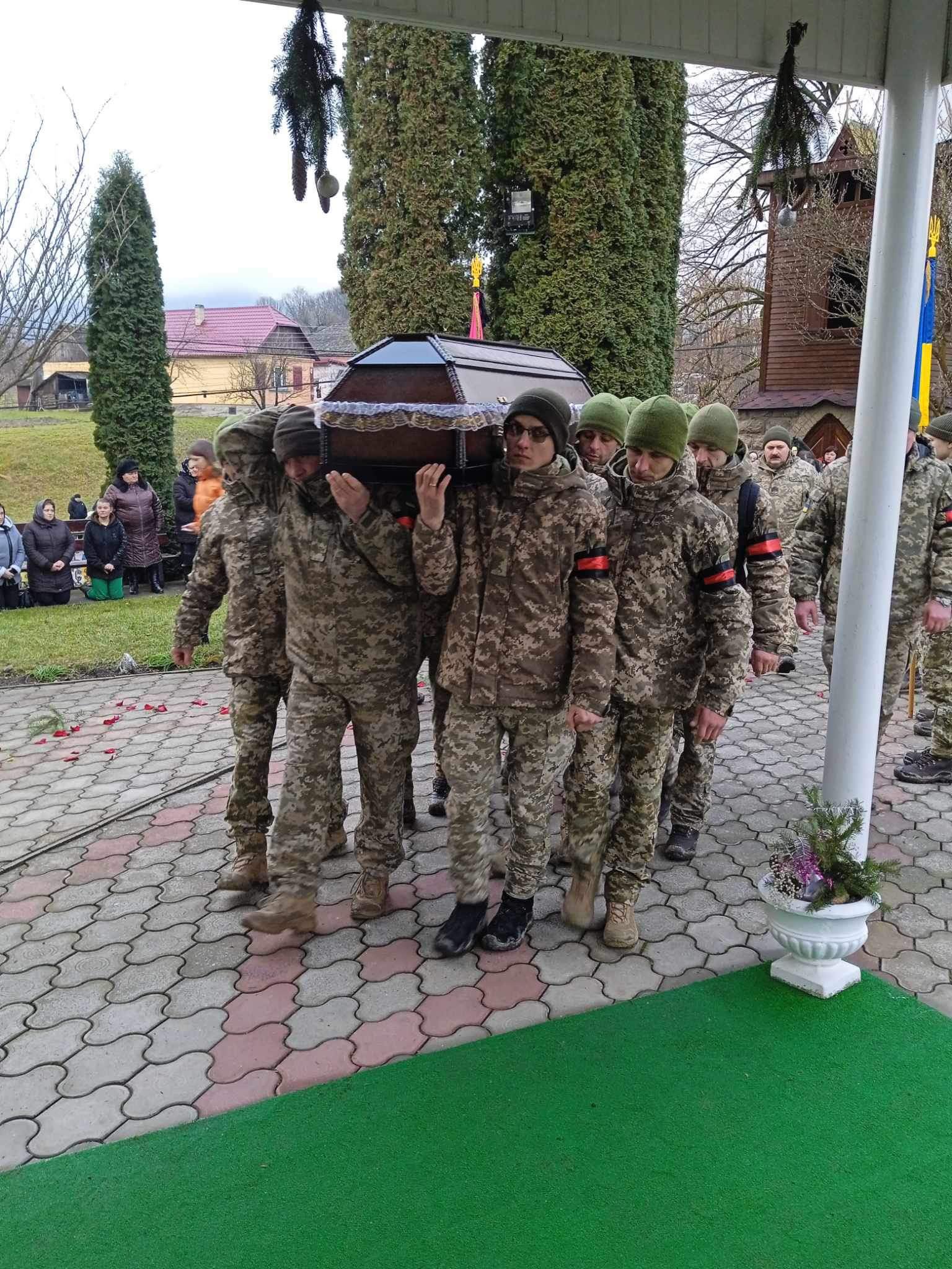 Малюнок до статті Серце обливається кров'ю: у Закарпатті прощалися із воїном−прикордонником, Героєм України − Василем Данилом (ФОТО)%