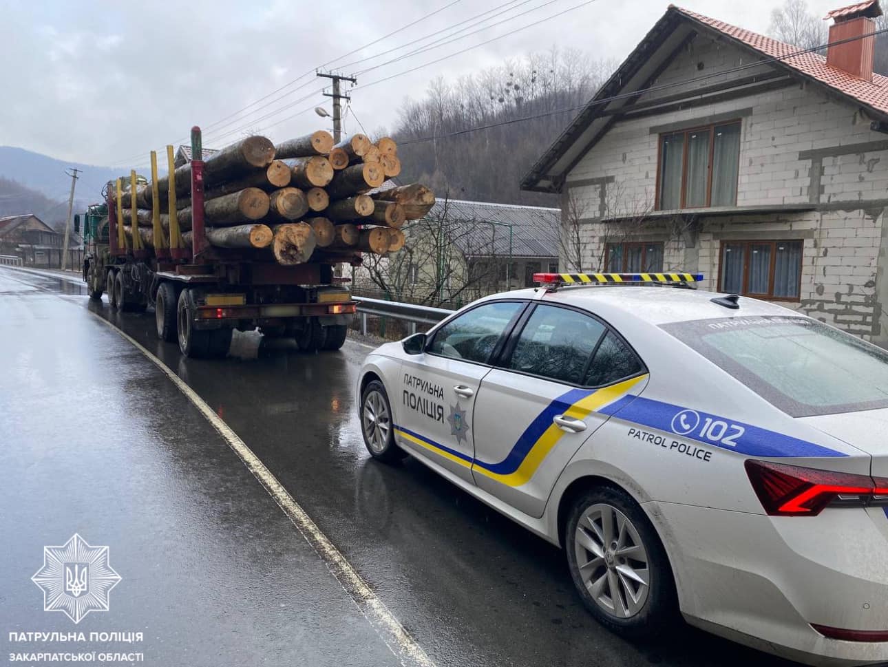 Закарпатські патрульні виявили у водія вантажівки деревину, документи на яку не відповідали дійсності.