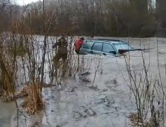 В Карпатах "утопили" в горной реке Subaru Forester (ВИДЕО)