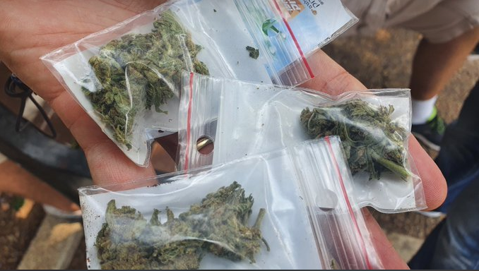 В израильском городе Тель-Авив с неба посыпали пакеты с марихуаной.