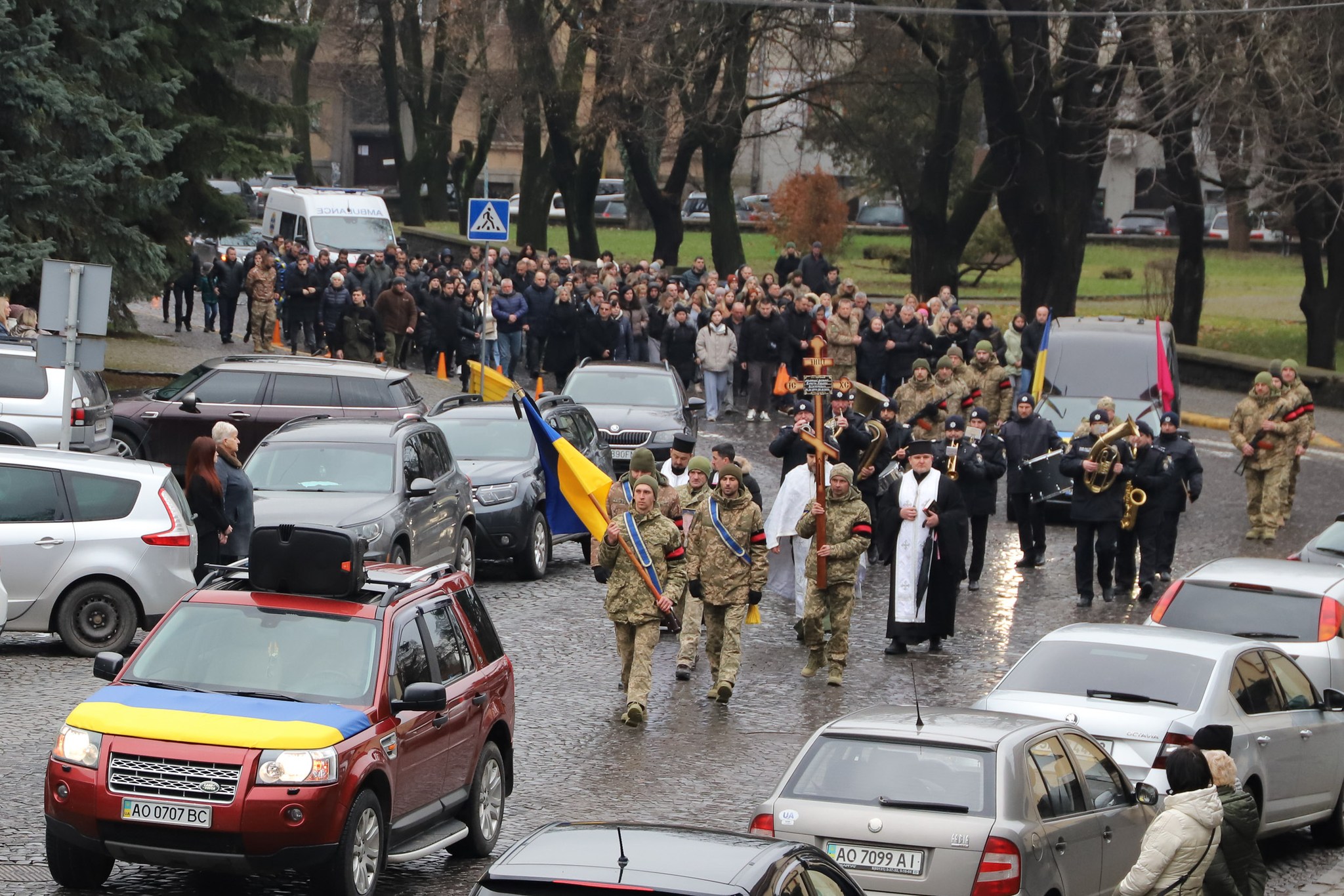 В Ужгороді в останню земну дорогу провели Героя – 46-річного молодшого сержанта Руслана Єлагіна.