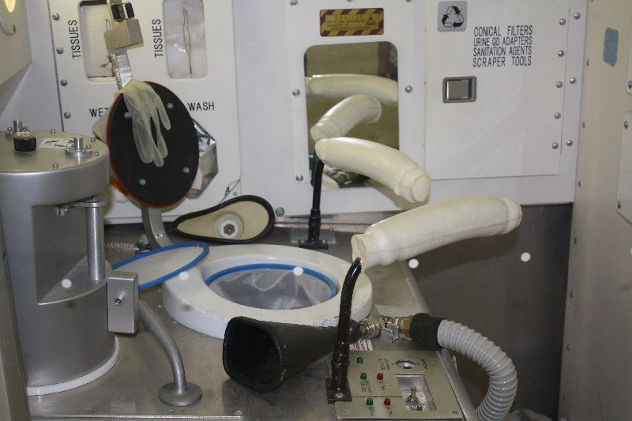 Британський астронавт показав, як космонавти користуються туалетом в невагомості / ВІДЕО