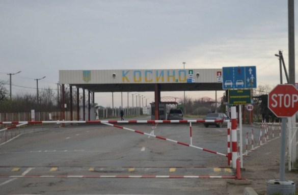 На українсько-угорському кордоні в пункті пропуску «Косино» прикордонники Мукачівського загону зупинили автомобіль марки «MAZDA» 2004 року випуску.

