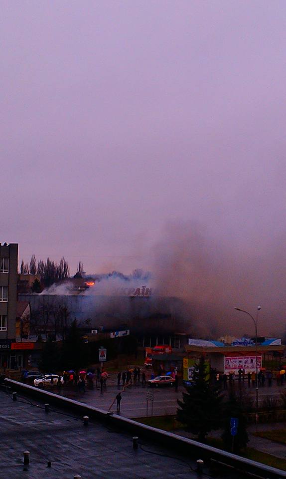 Закарпатські вогнеборці ліквідовують пожежу в торговельному центрі «Україна».