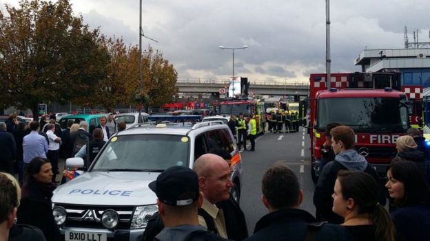 Около 500 человек эвакуированы из аэропорта Лондон-Сити через вероятный химический инцидент