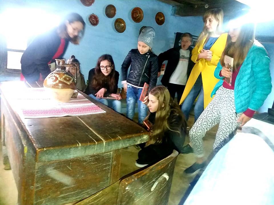 У Закарпатському музеї народної архітектури та побуту (в суботу, 6 квітня) відбулося перше заняття, на якому діти вивчали та досліджували хату з села Довге Іршавського району. 