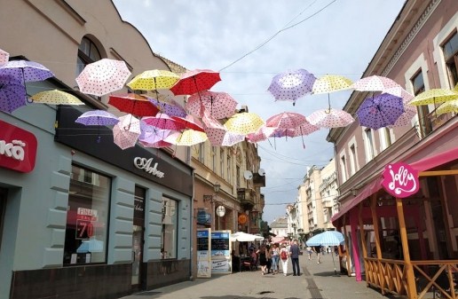 Недавно кольорові парасольки встановили в ужгородському пасажі, однак невдовзі їх було пошкоджено.