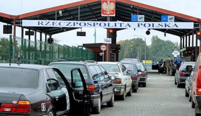 Саме тому Генконсульство України в Любліні рекомендує співвітчизникам уникати мандрівок автомобілями через кордон із Польщею до 15 січня.