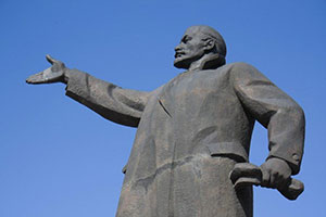 17 марта впервые в Украине проведен аукцион, на котором было продано скульптуру В.И. Ленина. В торгах принял участие один участник, который купил объект по начальной стоимости.