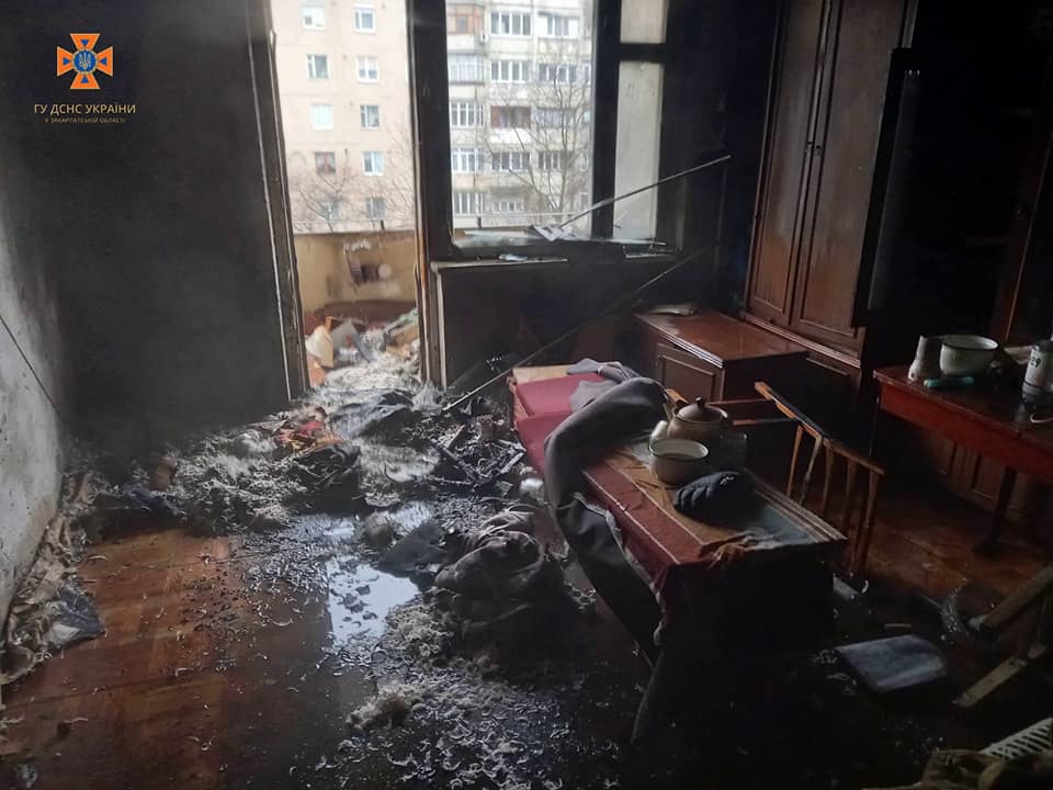 По обіді 15 грудня в одному із дев’ятиповерхових будинків Мукачева спалахнула пожежа. 