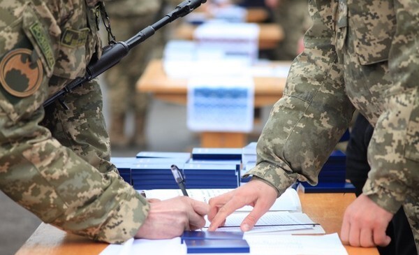 В Україні запроваджують випробувальний термін для військових, які хочуть вступити на службу за контрактом.