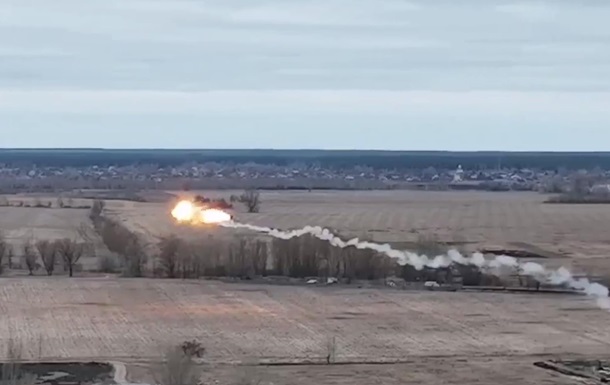 Украинская артиллерия расправилась с колонной вражеской бронетехники, а пехота сбила вертолет.