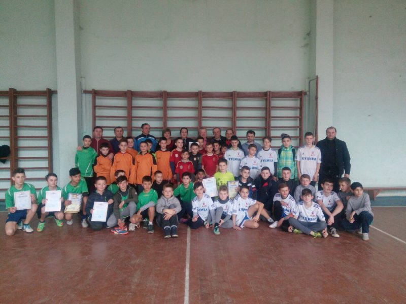 У селищі Буштино Тячівського району, в місцевій школі, відбувся турнір із міні-футболу, участь в якому взяли школярі з малозабезпечених родин, а також діти-сироти. 