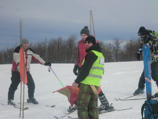 В турнире приняли участие 63 любители катания на лыжах и сноуборде с Усть-Черной, Русской Мокрой, Немецкой Мокрой, Лопухова и Калин.