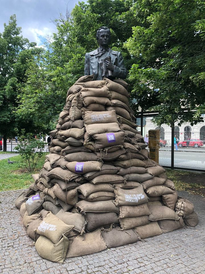 В Праге памятник Тарасу Шевченко накрыли мешками с песком в поддержку Украины и ее культуры.