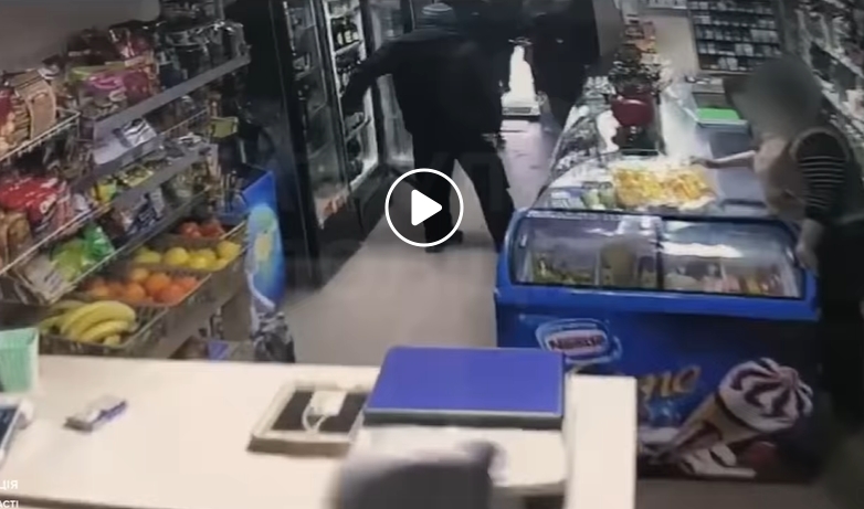 Сьогодні, близько 11-ї години, поліцейським надійшов виклик про чоловіка, що зайшов до крамниці, ймовірно, зі зброєю в руках.