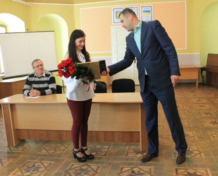 Третьего мая в актовом зале управления образования, молодежи и спорта поздравили победительницу всеукраинском конкурсе „Учитель года