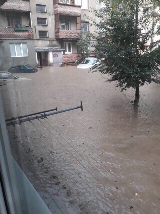 Через потужну зливу, яка накрила Рахів у п’ятницю (17.08) увечері, сімох місцевих мешканців довелося евакуювати з підтопленого будинку. 
