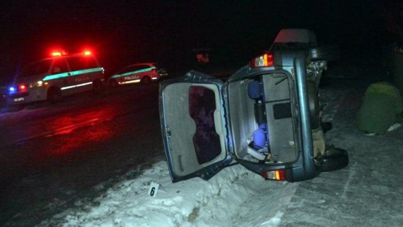 Біля кордону із Закарпаттям п'яний водій зніс паркан у дворі та втік з місця ДТП / ФОТО