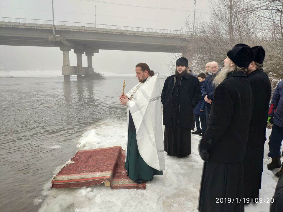 На Хустщині відзначають Водохреща: на річці зібралось духовенство та місцеві жителі (ВІДЕО)
