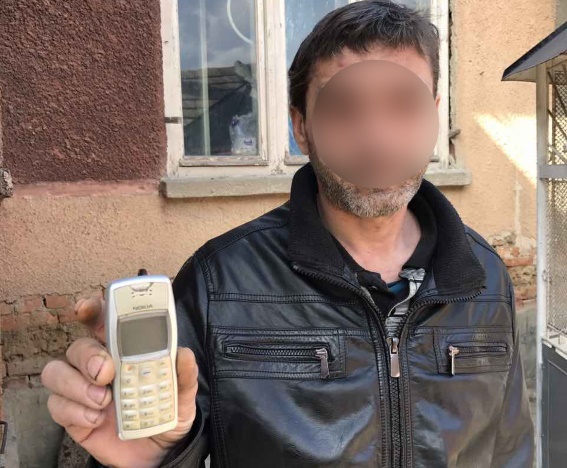 43-летний житель с.Мужиево Береговского района похитил из дома своей односельчанки-пенсионерки мобильный телефон марки «Nokia». Полиция задержала вора по горячим следам.