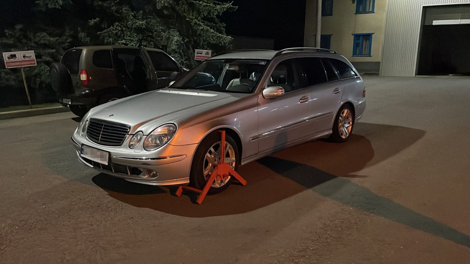 У переддень вихідних, 24 вересня, прикордонники Чернівецького загону виявили автомобіль Mercedes, який з січня минулого року вважався викраденим.