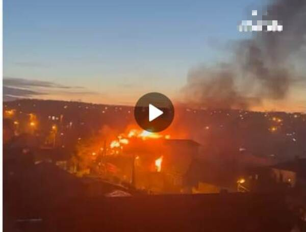 У російському місті Іркутськ військовий літак впав на приватний двоповерховий будинок, виникла пожежа.