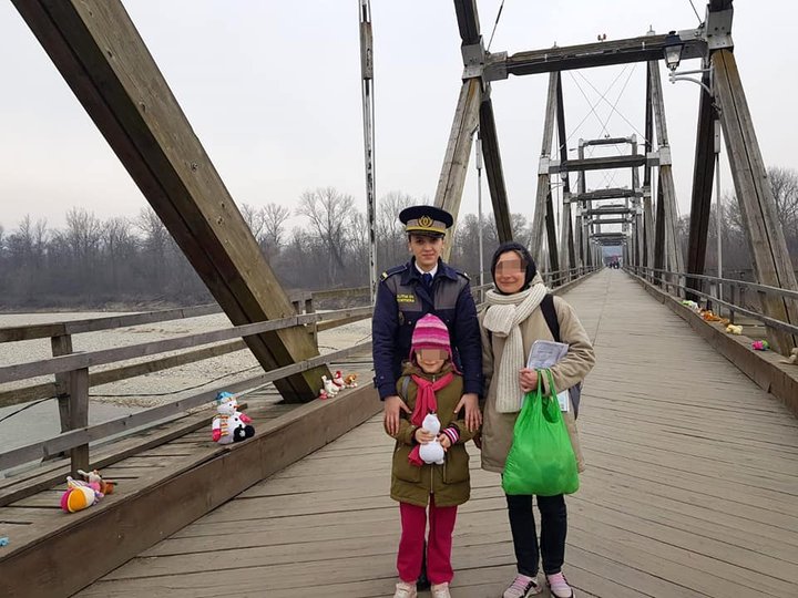 На границе с Румынией для украинских детей оставляют игрушки, которые они могут взять с собой