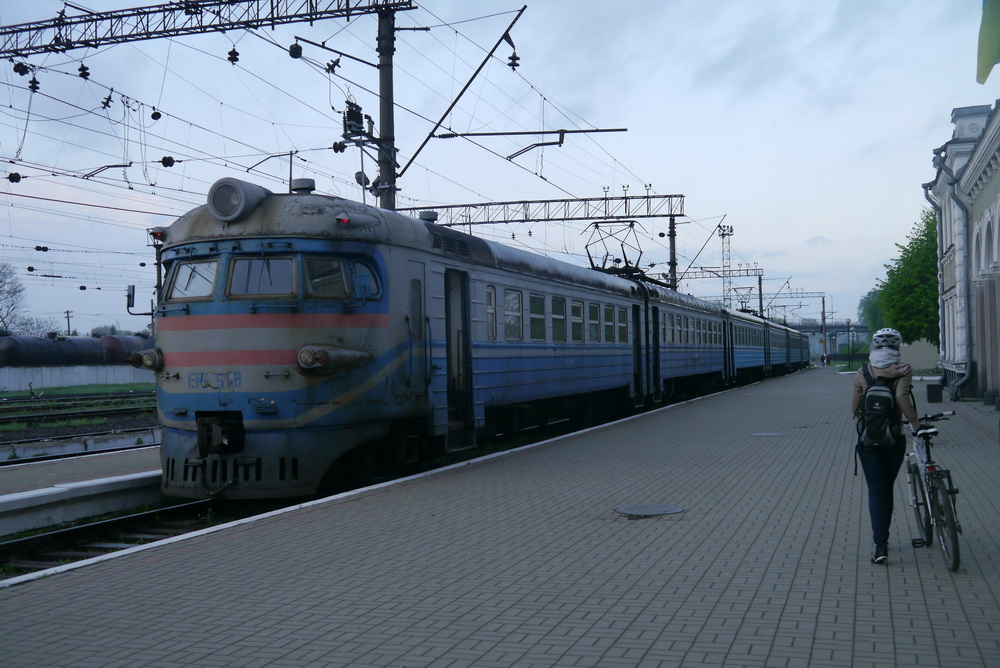 Починаючи з вівторка, 5 травня, електропоїзд №829/830 сполученням Львів – Ужгород – Львів знову зупинятиметься на станції Чоп. 