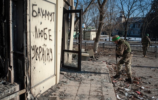 На Бахмутському напрямку війська РФ не залишаються спроб оточити українське місто та взяти його в кільце. 