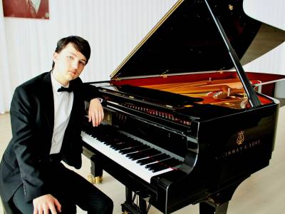 Студент Ужгородского государственного музыкального училища имени Д.Задора, пианист Адриан Эрп получил премии во всех трех номинациях ХХІІ международного конкурса пианистов, который прошел во Франции.
