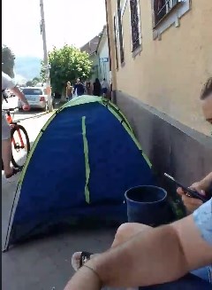 У Винорадові активісти влаштували мирну акцію під стінами поліцейського відділка. Активісти встановили палатку і не збираються нікуди іти.
