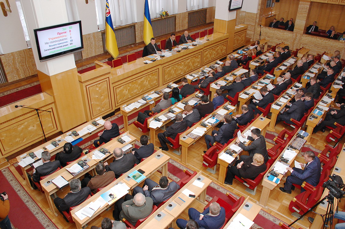 В обласному центрі розпочалось чергове пленарне засідання 15 сесії Закарпатської обласної ради. 