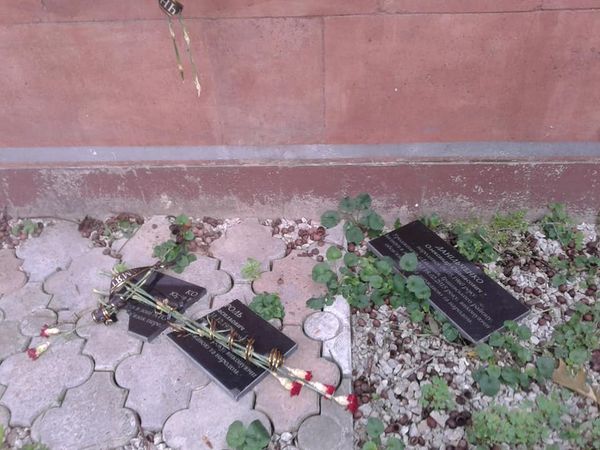 Две мемориальные плиты Героям войны были разбиты.
