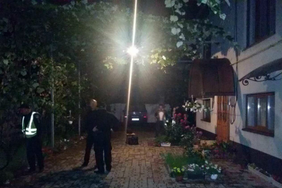 Співробітники Мукачівського відділення поліції затримали чоловіка, який підозрюється у замаху на вбивство свого вітчима.

