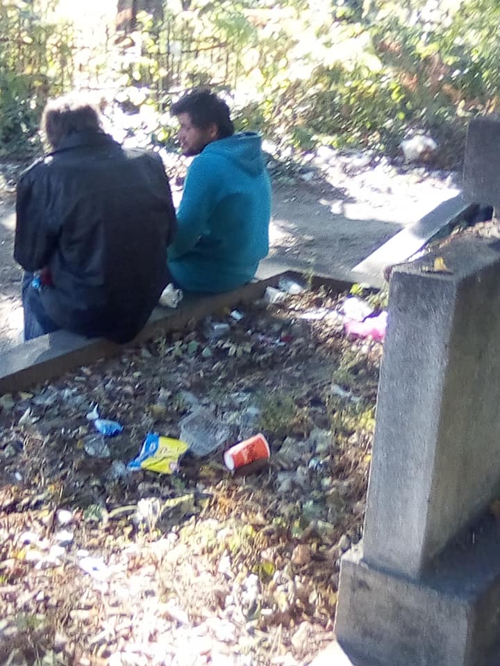Місцеві жителі скаржаться на безлад та сміття на території кладовища.