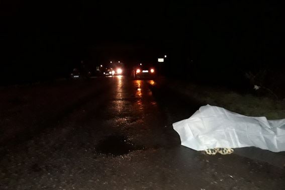 Водій не помітив 61-річну жінку, яка навколішках стояла посеред дороги, повідомляє ГУНП у Закарпатській області.

