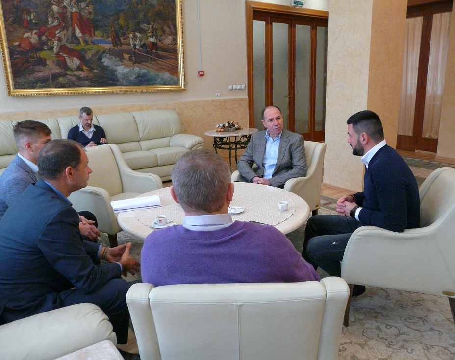 Сьогодні голова Закарпатської ОДА Ігор Бондаренко зустрівся з представниками компанії ТОВ «Айс-Ленд», які ознайомили з проектом будівництва спортивної арени. 