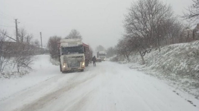 Из-за резкого ухудшения погодных условий и осложненного движения на дорогах Закарпатья тонут грузовики, сообщает Первый.
