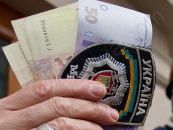 Подполковник требовал и получил от гражданина 45 тыс. гривен взятки за закрытие уголовного производства.