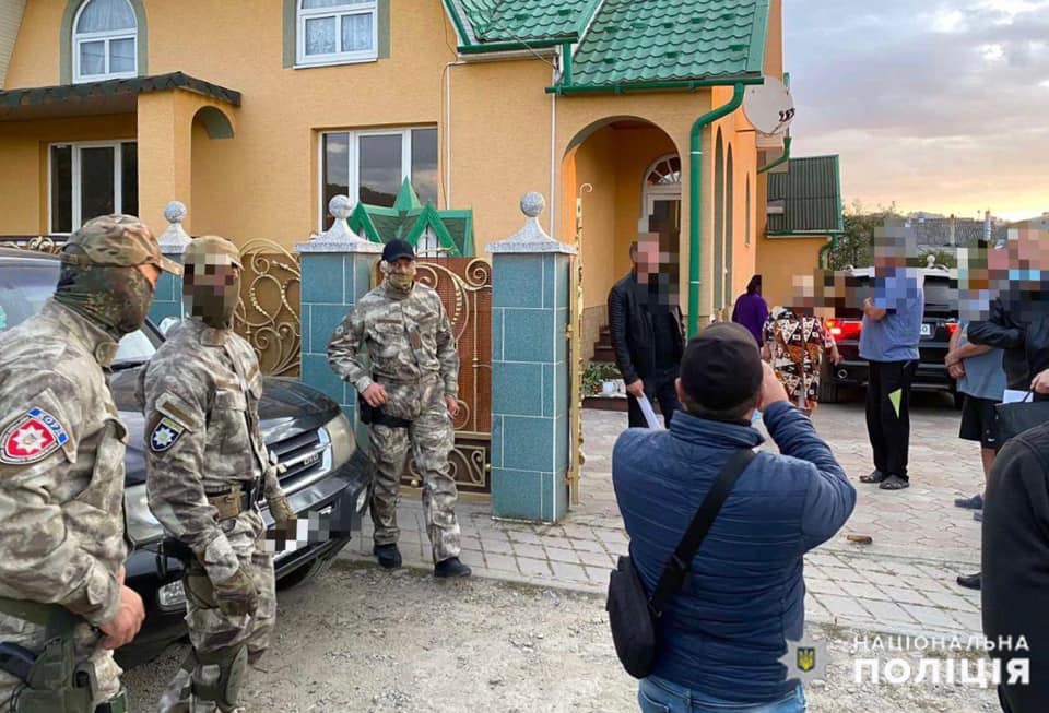 В Закарпатье полиция разоблачила преступную деятельность группы лиц, которые занимались пересечением государственной границы нелегалов. Группа состояла из 7 человек, в том числе жителей Закарпатья и Луганской области