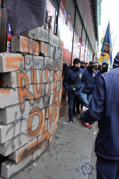 У Тернополі пройшла акція протесту, під час якої місцеве відділення «Сбербанку» РФ обклеїли листівками і замурували входи бетонними плитами. 