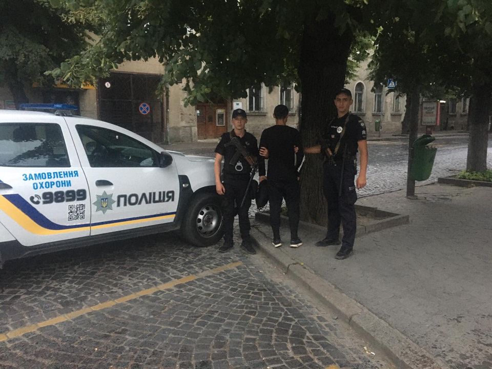 Вчора, 26 липня, у Мукачеві патрульні затримали чоловіка, що дивно себе поводив.